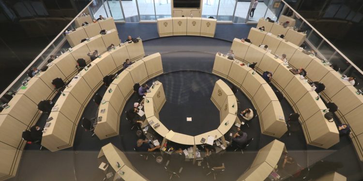 اولین واکنش بورس به استعفای عشقی | جلسه فوقالعاده شورای عالی بورس