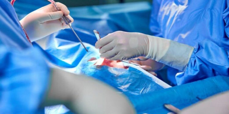 خارج کردن کیست ۶ کیلویی از شکم بیمار/ عکس